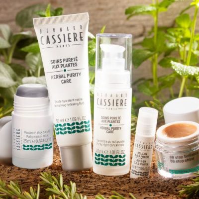 Disposition des produits de la gamme pureté Bernard Cassière pour les peaux grasses à imperfections.