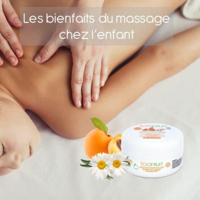 Image d'une garçon profitant d'un modelage relaxant avec le baume à la camomille et abricot nourrissant.