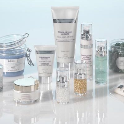 Photo d'une mise en place de produits Seamer avec des sérums, crèmes et masques.